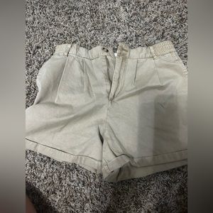 Never worn urban outfitters shorts 
Size small
With tags